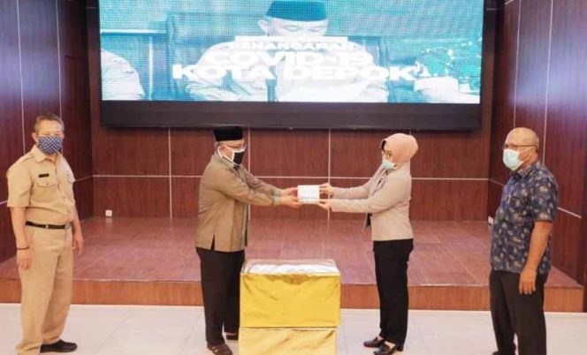 
					Diana Dewi menyumbangkan bantuan sebanyak 2.500 alat Rapid Test. Ribuan alat deteksi Virus Corona (Covid-19) tersebut diterima langsung oleh Wali Kota Depok, Mohammad Idris.