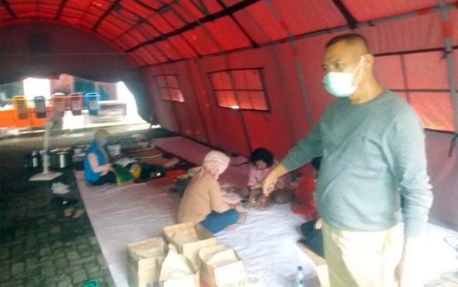 
					Camat Bekasi Barat H. Bunyamin, meninjau lokasi dapur umum.