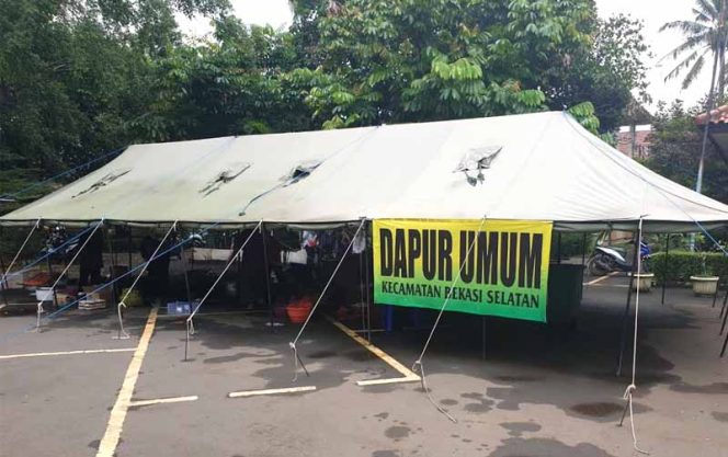 
					Kantor Kecamatan Bekasi Selatan mulai membuka dapur umum untuk warga tak mampu akibat dampak diberlakukannya PSBB melawan Covid 19.