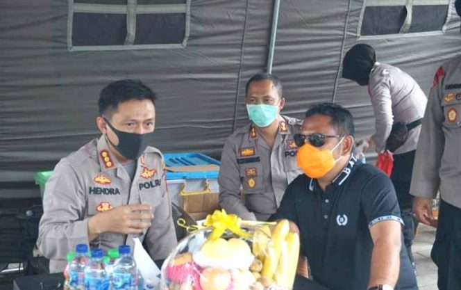 
					Bupati Bekasi Eka Supria Atmaja meninjau secara langsung dapur umum yang terletak di Gedung Juang, Kecamatan Tambun Selatan.