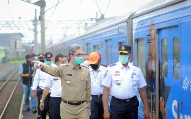 
					Wakil Wali Kota Bogor Dedie Rachim meninjau penerapan Pembatasan Sosial Berskala Besar (PSBB) di Stasiun Bogor.