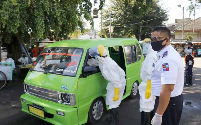 
					Ratusan angkot  yang beroperasi disemprot disinfektan oleh Dishub.