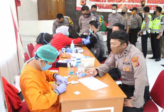 
					Polres Sukabumi Kota ikut menyumbangkan darah melalui Unit Donor Darah (UDD) PMI Kota Sukabumi.