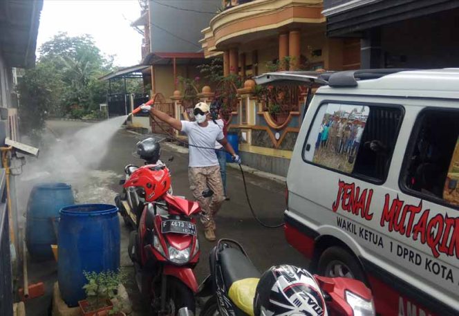 
					Wakil Ketua DPRD Kota Bogor Jenal Mutaqin turun langsung melakukan penyemprotan disinfektan di pemukiman warga di wilayah Kecamatan Bogor Timur.