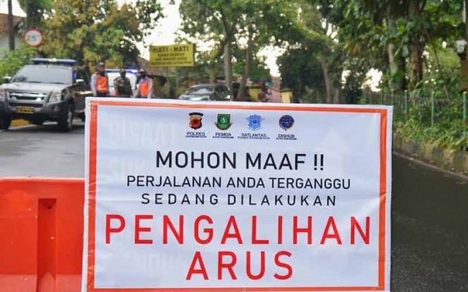 
					Pengalihan arus lalu lintas dilakukan di tiga titik yakni simpang jalan Kabandungan, persimpangan antara Jalan Karamat dan Bhayangkara serta persimpangan Skip.