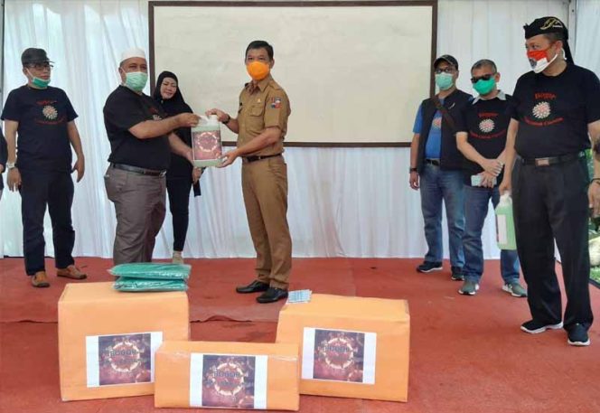 
					Komunitas Sosial Bogor Nyata untuk Corona menyerahkan bantuan kepada Gugus Tugas Penanganan Covid-19 Kota Bogor.