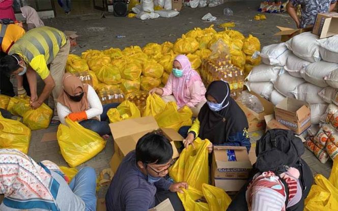 
					Pemkot kembali melanggar gunakan kantong plastik untuk distribusikan sembako.