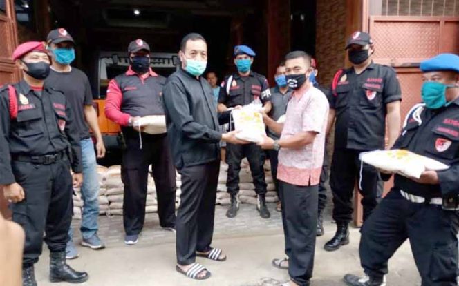 
					Laskar Dewa Berbagi, Ratusan Paket Sembako