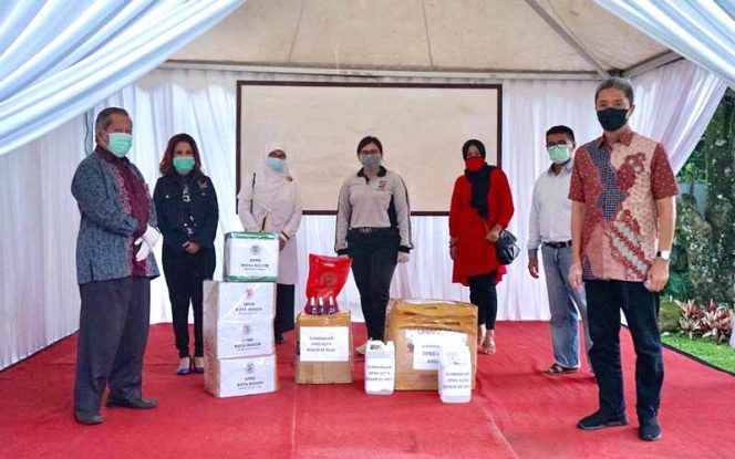 
					Bantuan dari DPRD Kota Bogor berupa perlengkapan medis diterima langsung oleh Wakil Walikota Bogor, Dedie A Rachim.