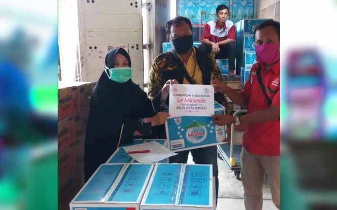 
					PT. Mayora donasikan berupa 6000 botol air minum mineral dan 50 karton biskuit.