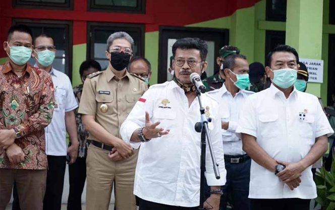 
					Wakil Wali Kota Bogor Dedie A Rachim mendampingi Menteri Pertanian Syahrul Yasin Limpo bersama Kepala Kantor Staf Presiden Moeldoko melakukan peninjauan Pasar Mitra Tani di Jalan Tentara Pelajar, Cimanggu, Kota Bogor.