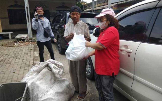 
					Mutia Sihombing Berbagi Kasih Terdampak COVID-19