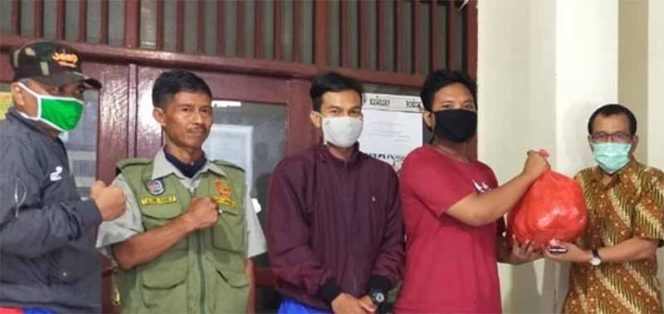 
					Warga Perum Bella Casa bagikan 100 nasi bungkus perhari untuk warga berpenghasilan harian dan kurang mampu.