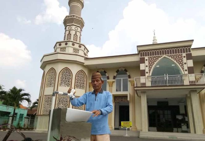 
					Ketua DKM Masjid Arrahman, Otong Sugito memperlihatkan wastafel yang sudah difungsikan.