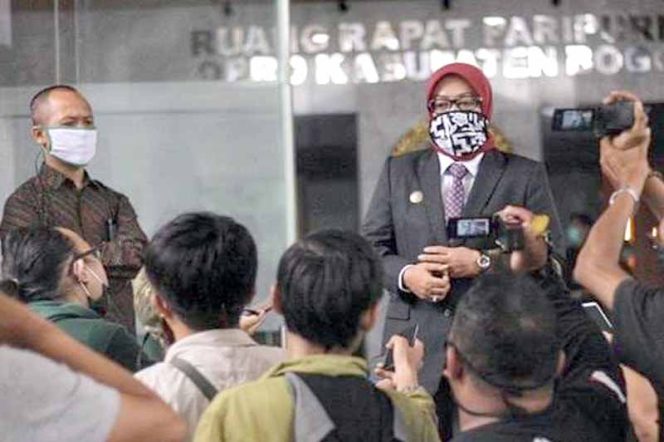 
					Bupati Bogor Ade Yasin di Ruang Rapat Paripurna DPRD Kabupaten Bogor