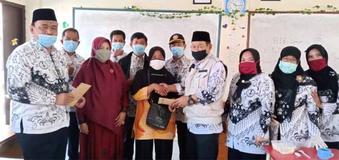 
					Dua orang guru korban banjir BSI 18 April 2020 mendapat sumbangan uang masing-masing Rp1,5 juta.