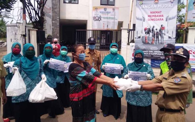 
					Lurah Pengasinan, Asy’ari didampingi pengurus PKK kelurahan memberikan nasi box kepada warga usai melaksanakan PSBB.