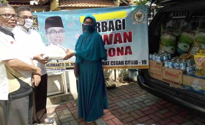
					Anggota Fraksi Partai Keadilan Sejahtera (PKS) DPR RI, DR Hermanto menyalurkan bantuan sembako.