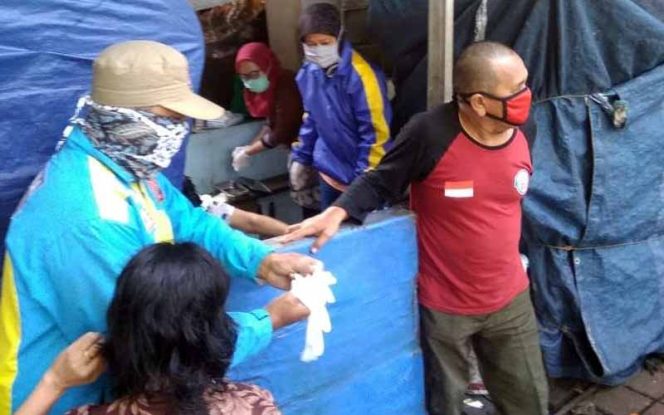 
					Seorang ibu muda yang melahirkan di trotoar di kawasan Sukasari.