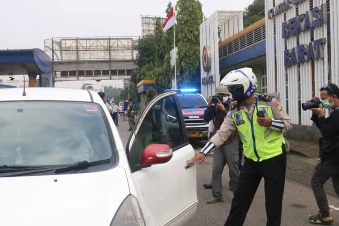 
					Direktorat Lalu Lintas Kepolisian Daerah Metro Jaya akan memberikan sanksi tegas bagi pelanggar PSBB.