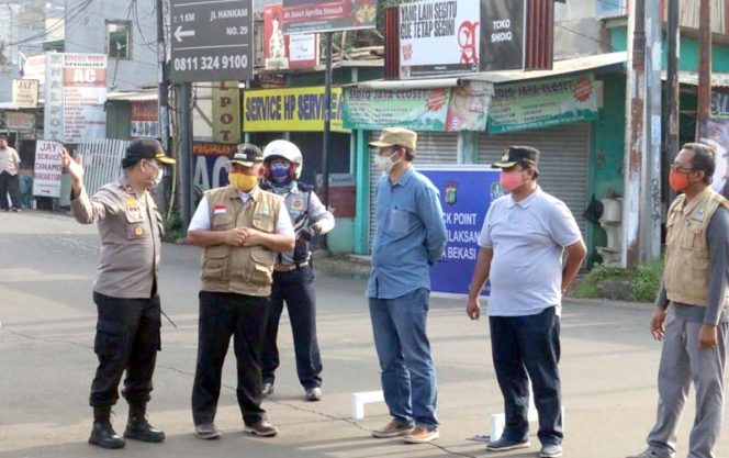 
					Wali Kota Bekasi, Rahmat Effendi pantau cek poin yang menjadi pemberlakuan PSBB.