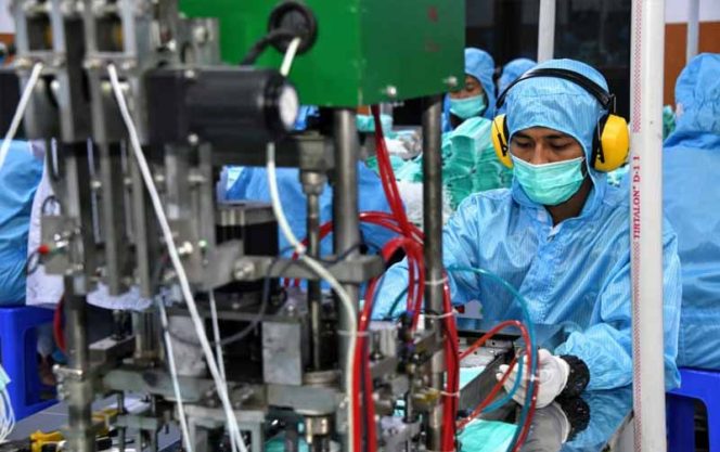
					Salah satu produksi masker bedah, dan baju hazmat di PT. Multi One Plus di Gunung Putri, Kabupaten Bogor.