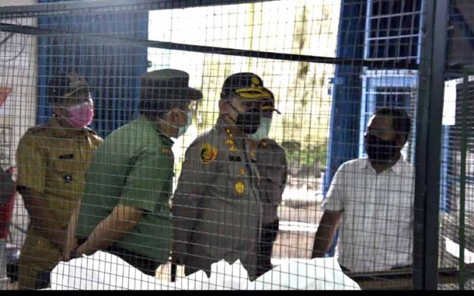 
					Kapolres Bogor AKBP Roland Ronaldy meninjau langsung pabrik lokasi pembuatan Alat Pelindung Diri (APD) yang berlokasi di Desa Teluk Pinang Kecamatan Ciawi.