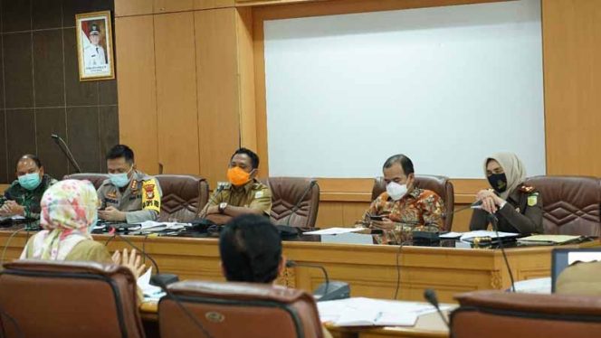 
					Rapat Evaluasi Pelaksanaan Pembatasan Sosial Berskala Besar (PSBB) di Ruang Rapat Bupati,.
