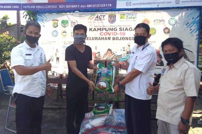 
					Hilman (kiri) selaku pemilik perusahan PT Hilman Cipta Mandiri menyerahkan bantuan beras dan mie instan ke Kasi Kemasyarakatan Kelurahan Bojongsari, Riagung Saputra.