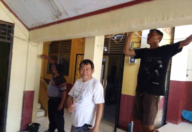 
					Guru dan Kepala SDN Serua 03 di Kelurahan Serua, Kecamatan Bojongsari sedang mengecat bangunan sekolah.