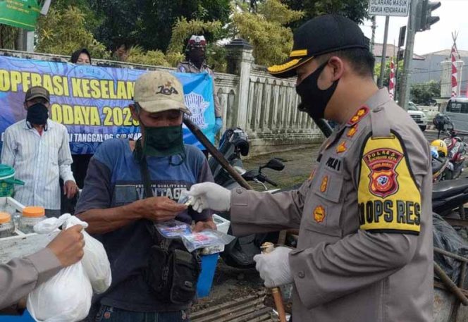 
					Aksi simpatik membagikan puluhan paket sembako lewat program berbagi on the road.