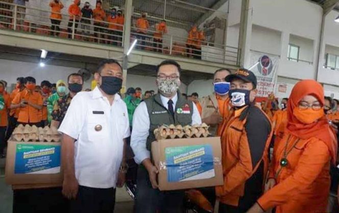 
					Gubernur Jawa Barat Ridwan Kamil meninjau Kantor Pos Cabang Kabupaten Bekasi di Kawasan Industri MM2100 Kecamatan Cikarang Barat.