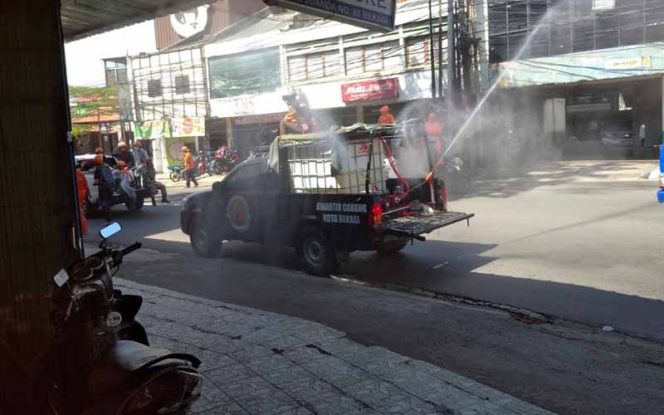 
					Semprot Disinfeksi Jalan Protokol dan Masjid