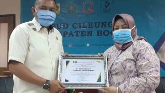 
					Ketua DPRD Kabupaten Bogor, Rudy Susmanto memberikan bantuan.
