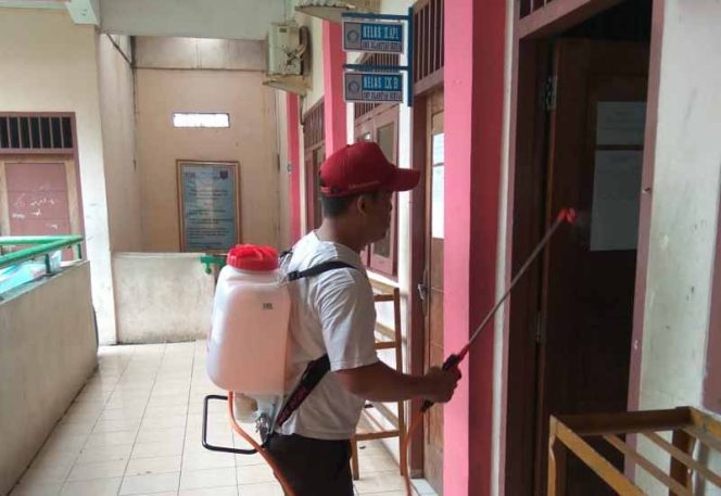 
					Penyemprotan disinfektan di SMP Islamiyah Serua.