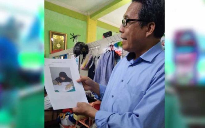 
					Hidayat, Kepala SMP Islamiyah Serua menunjukkan hasil laporan siswa selama belajar di rumah.