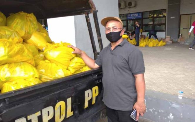 
					Karto, Koordinator pengepakan Bansos untuk korban terdampak wabah virus Corona, Kota Bekasi.