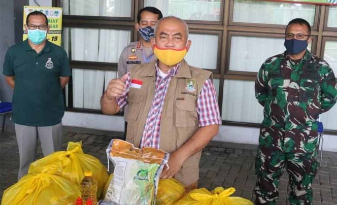 
					Wali Kota Bekasi, Rahmat Effendi salurkan bantuan sembako.
