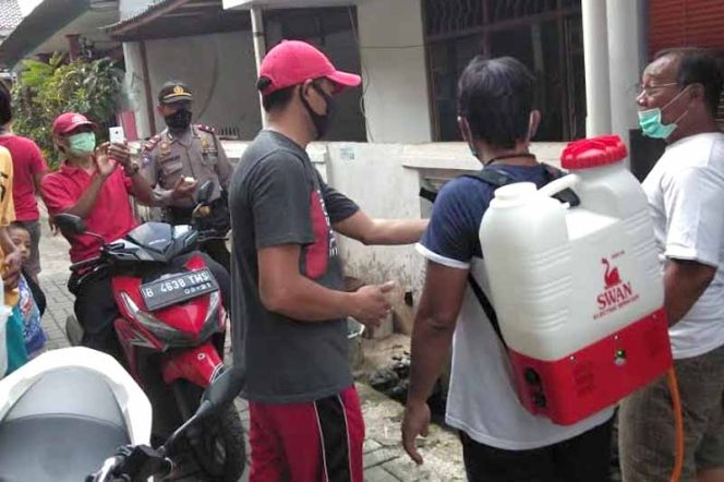 
					Warga RW 01 Kranji Semprot Disinfektan Mandiri 