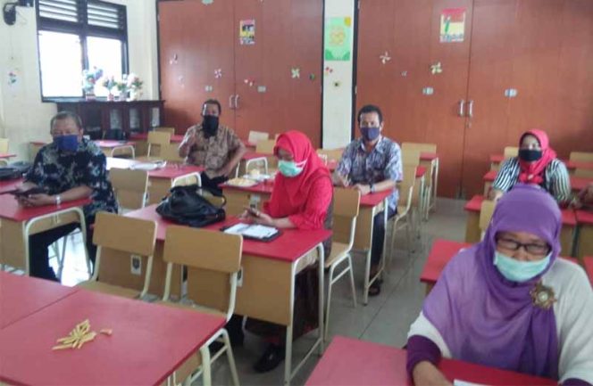 
					Sejumlah kepala SDN di wilayah Kecamatan Bojongsari usai rapat kesepakatan aksi sosial membantu warga memutus mata rantai Covid-19.