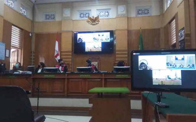 
					Suasana persidangan yang digelar di Pengadilan Negeri (PN) Kota Bogor, Selasa (21/4) itu dilakukan secara telekonpres.