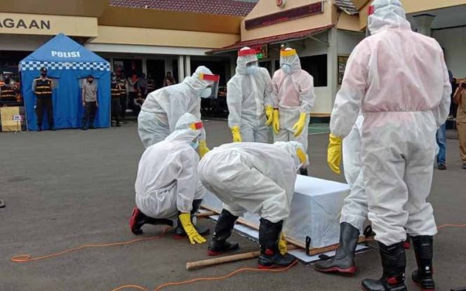 
					Simulasi Tangani Jenazah Wabah Covid 19