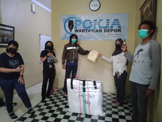 
					Pokja Wartawan Depok Terima APD dari Afifah Alia