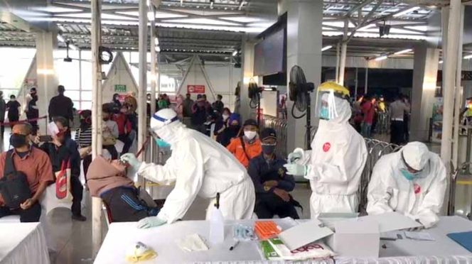 
					Ratusan penumpang dan petugas
commuterline di Stasiun Bogor dilakukan sweb test dengan pengambilan spesimen yang dilakukan secara acak.