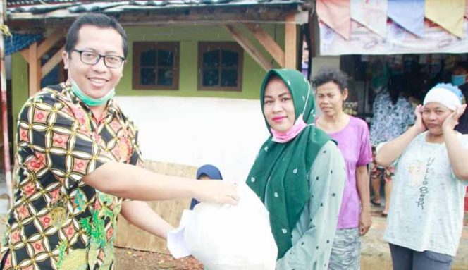 
					PDAM Tirta Bhagasasi Bekasi membagikan ratusan paket sembako.