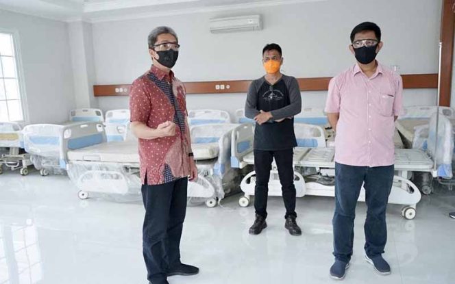 
					Wakil Wali Kota Bogor, Dedie A. Rachim, saat berkunjung ruangan untuk pasien Covid-19.