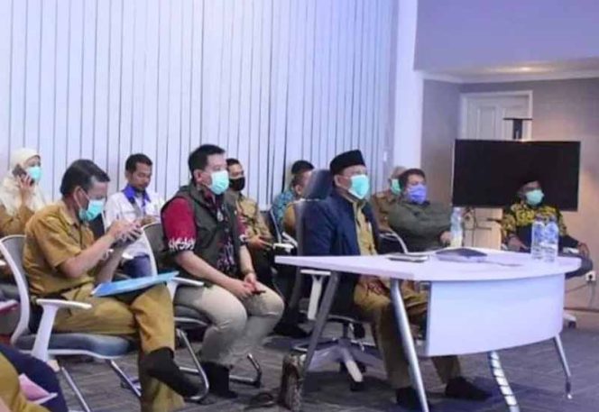 
					Rapat teleconference di Pusat Informasi Penanganan Covid-19 di Command Center Kabupaten Karawang.