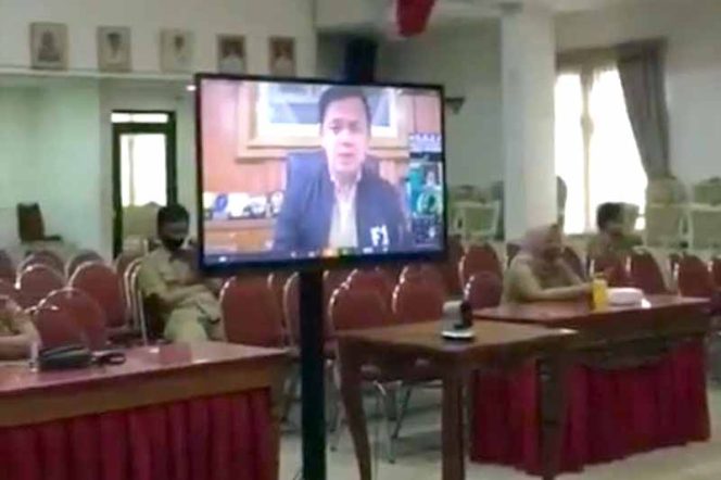 
					Wali Kota Bogor Bima Arya melalui saluran video conference