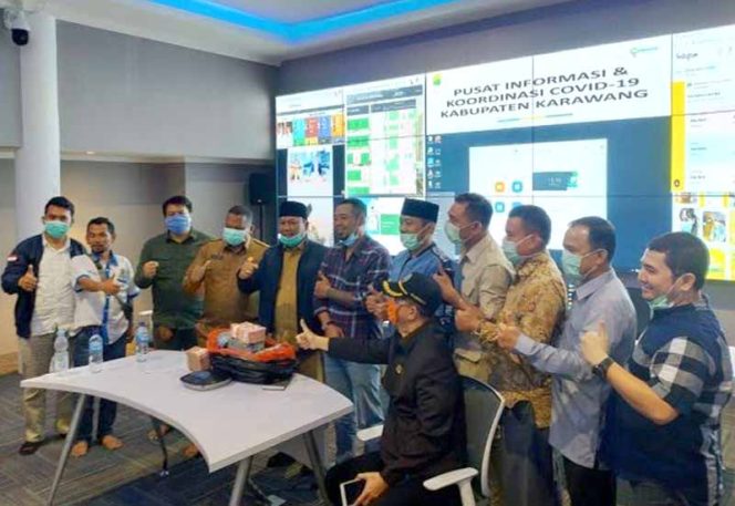 
					Tokoh masyarakat Karawang, Muhammad Sayegi Dewa, yang juga Ketua LSM Gerakan Masyarakat Bawah Indonesia (GMBI) Karawang menyerahkan bantuan Rp 1 miliar.