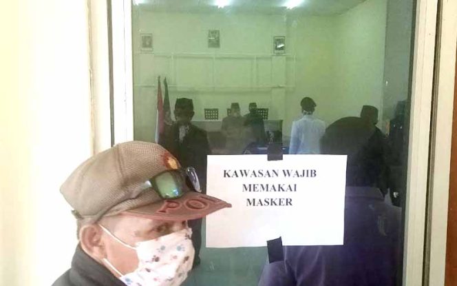 
					Jalaludin dilantik sebagai camat di aula kantor kecamatan Bekasi Utara oleh Wali Kota Bekasi, Selasa, (7/4) sore.
